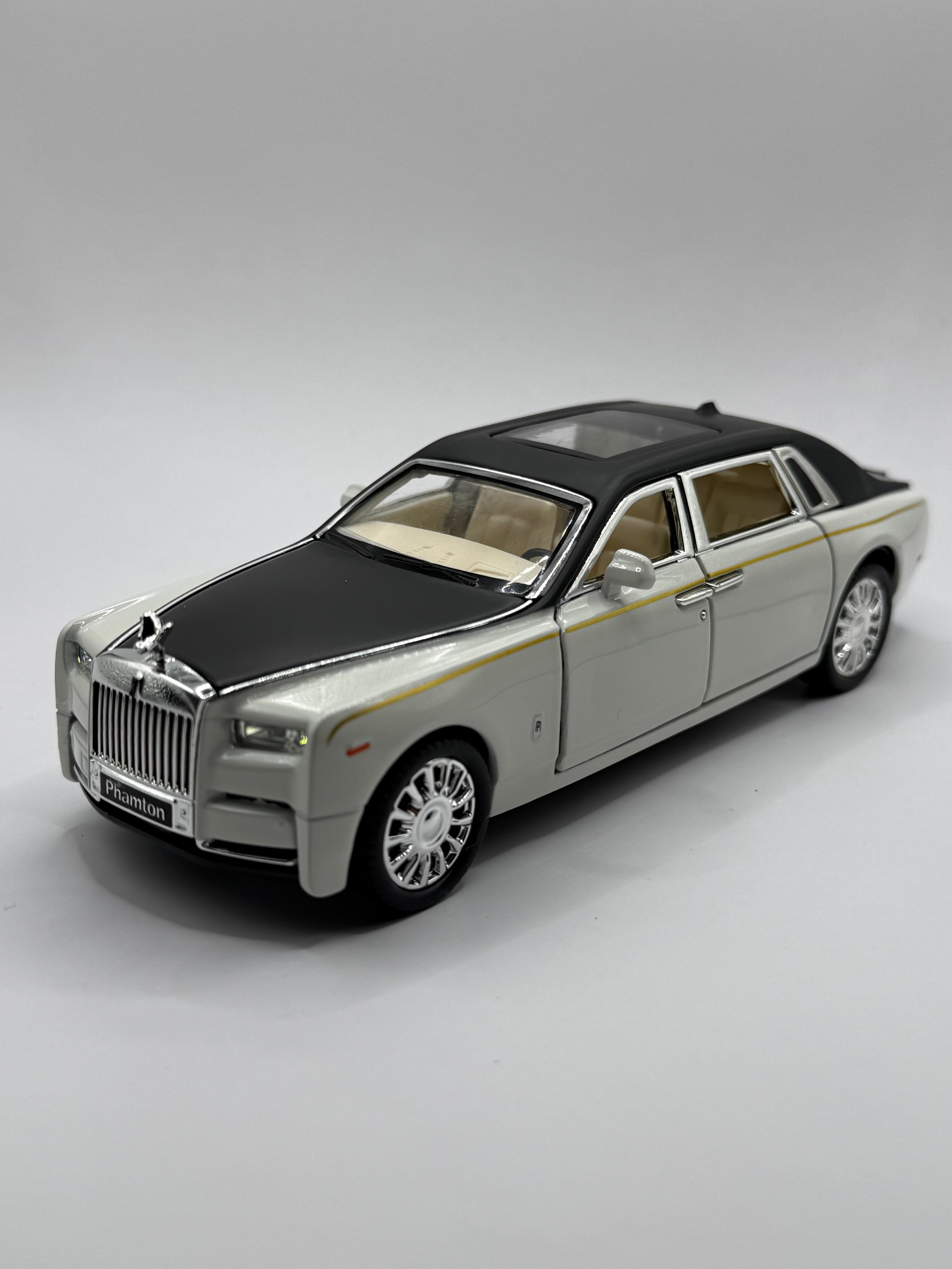 1:32 scale Rolls-Royce Phantom diecast model car in White front view