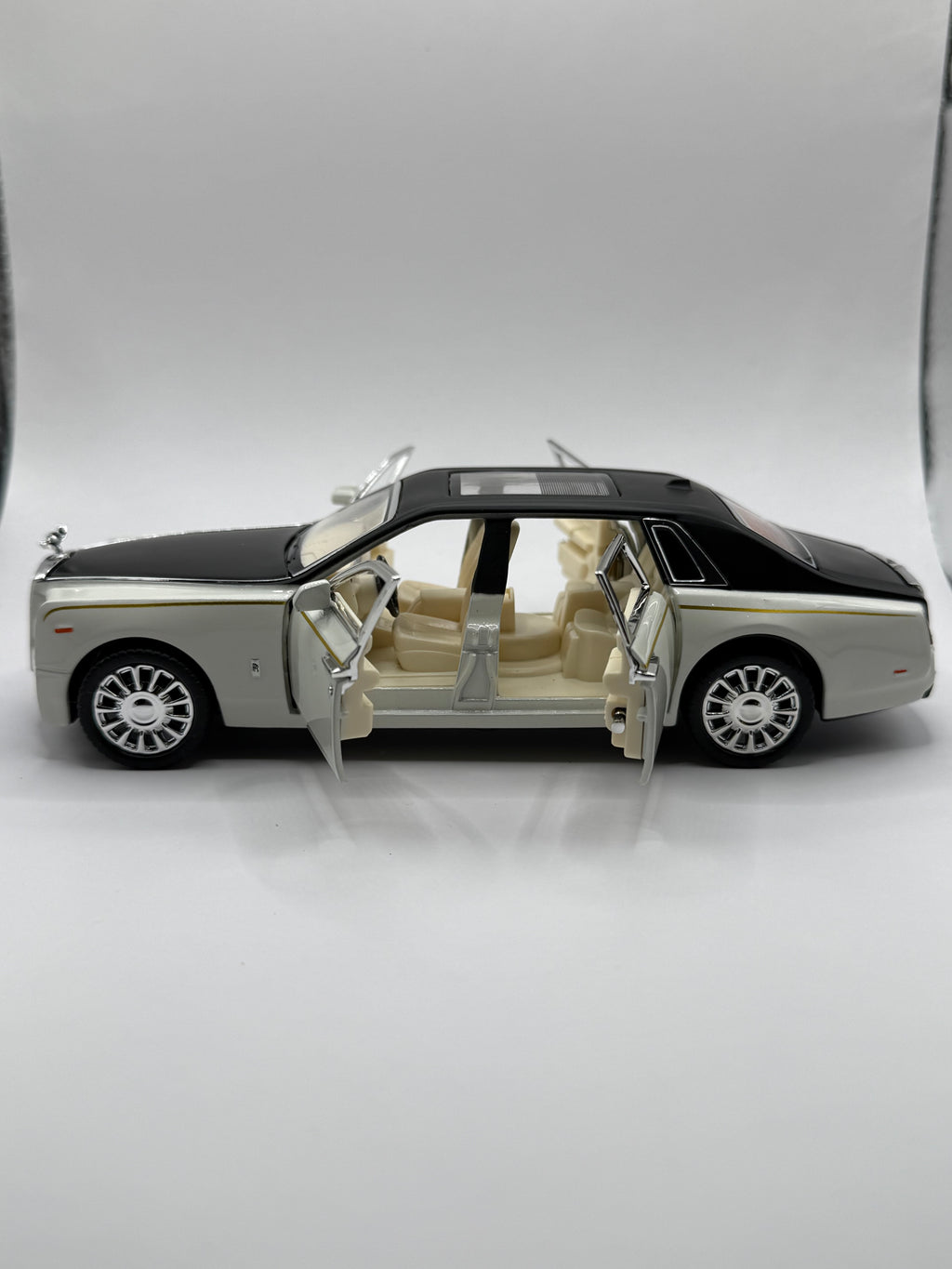 Licensed 1:32 Rolls-Royce Phantom Diecast Model Car