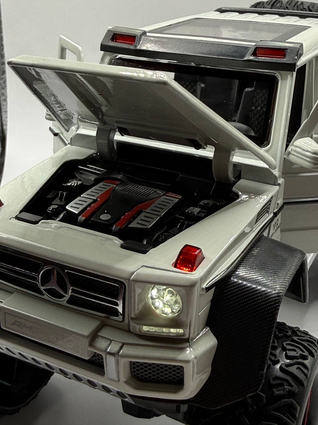 Interior and engine detail of 1:24 Mercedes G63 AMG 6x6 model