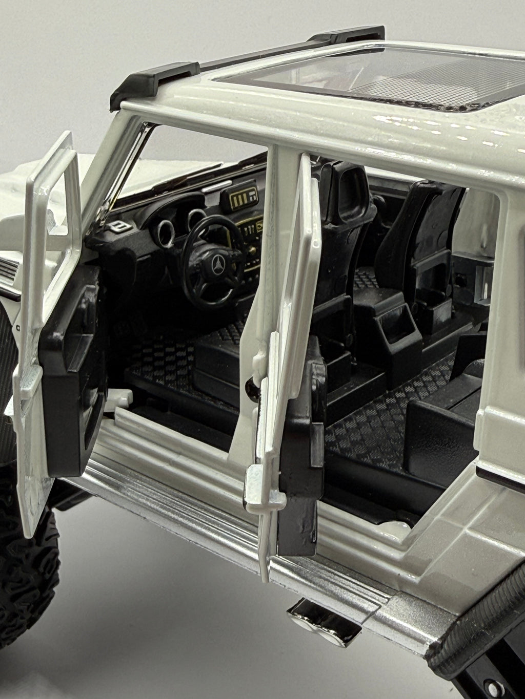 Licensed 1:24 Mercedes-Benz G63 AMG 6x6 Diecast Model Car