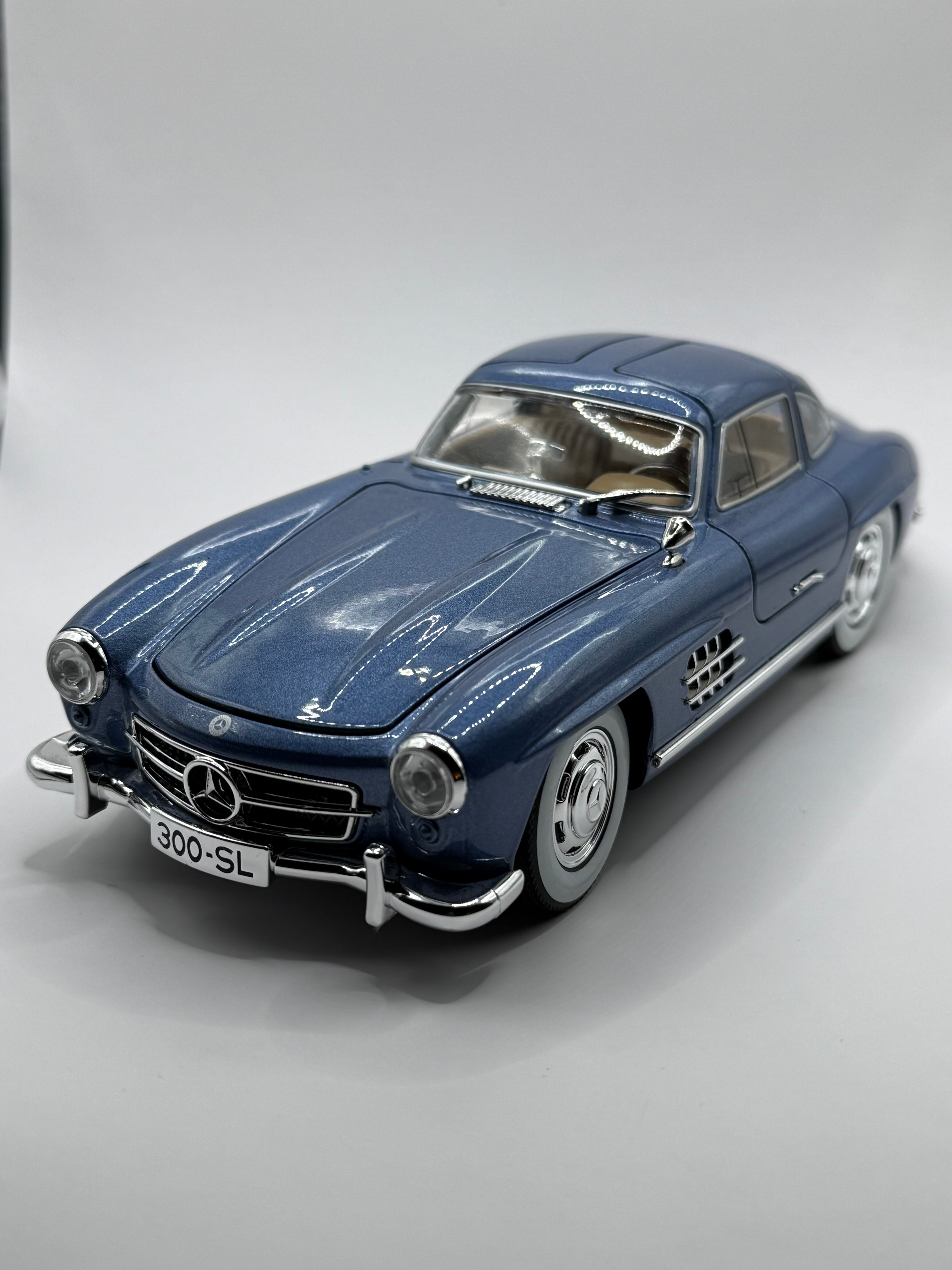 Licensed 1:24 Mercedes-Benz 300 SL Diecast Model Car - Classic 1954 Gullwing