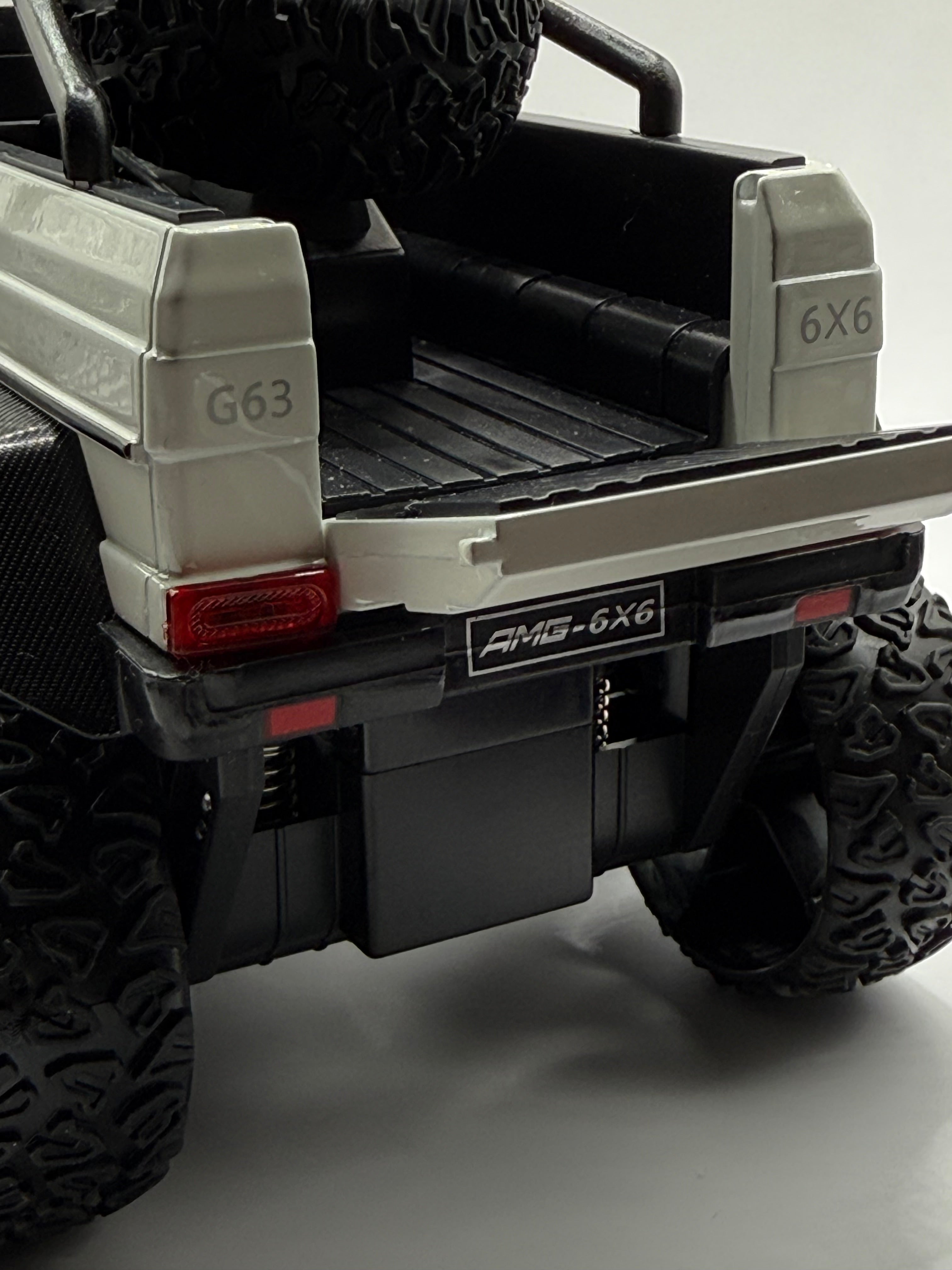 Licensed 1:24 Mercedes-Benz G63 AMG 6x6 Diecast Model Car