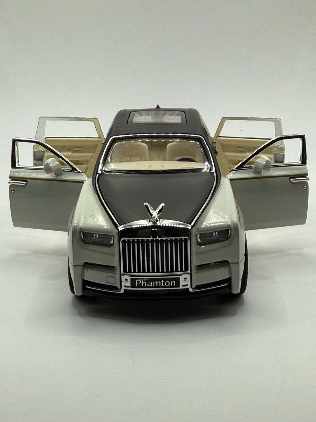 1:32 scale Rolls-Royce Phantom diecast model car in White front view