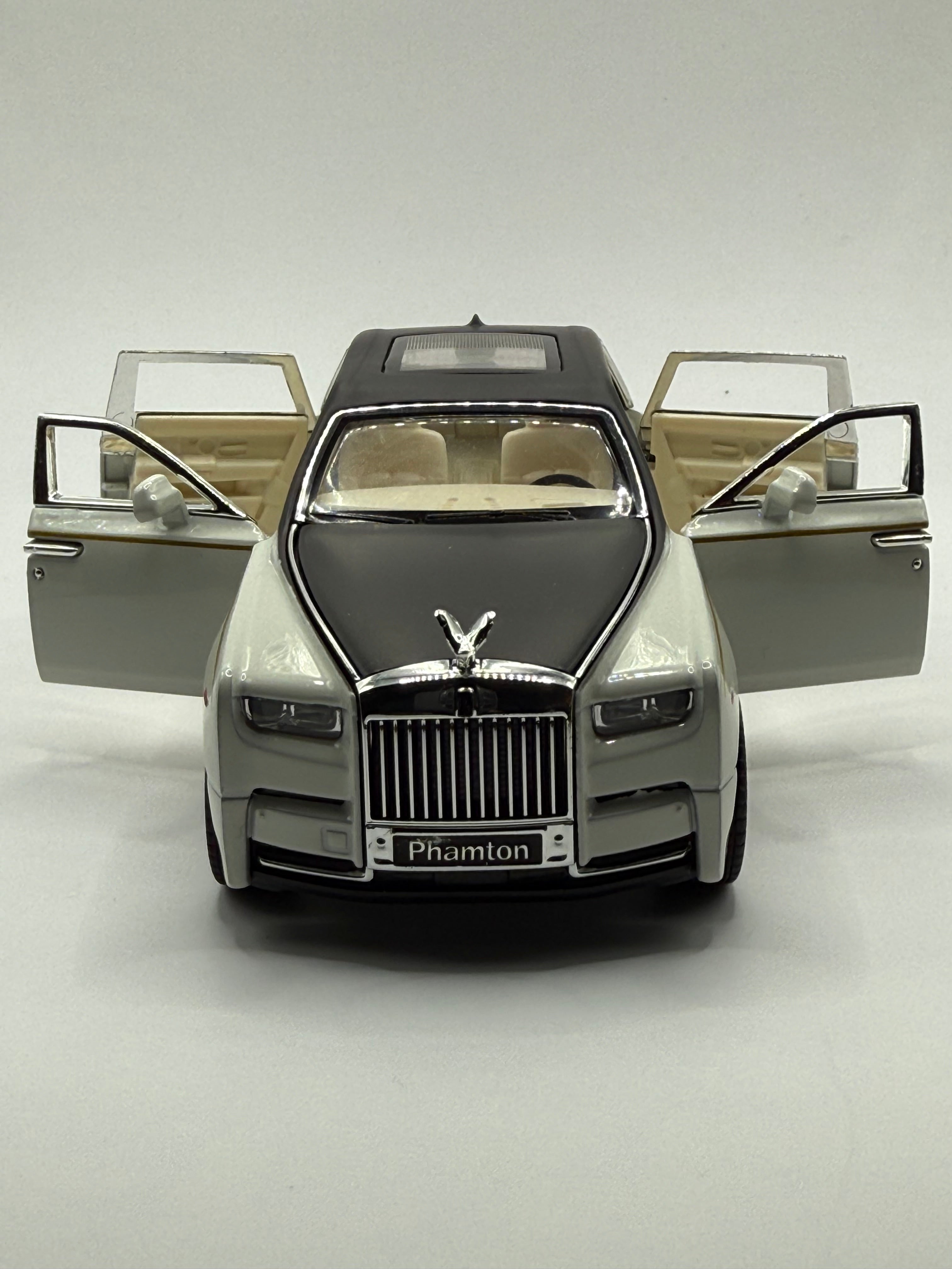 1:32 scale Rolls-Royce Phantom diecast model car in White front view