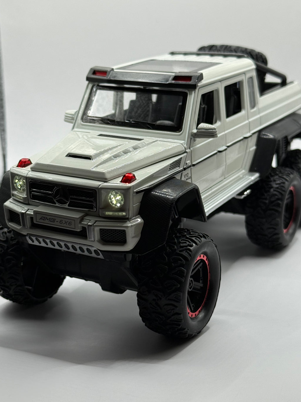 1:24 scale Mercedes-Benz G63 AMG 6x6 diecast model car front view