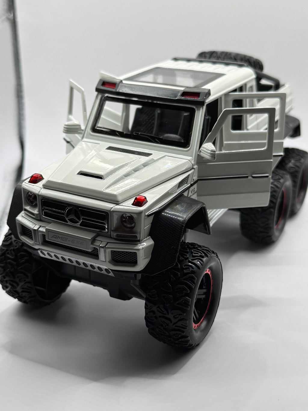 Licensed 1:24 Mercedes-Benz G63 AMG 6x6 Diecast Model Car