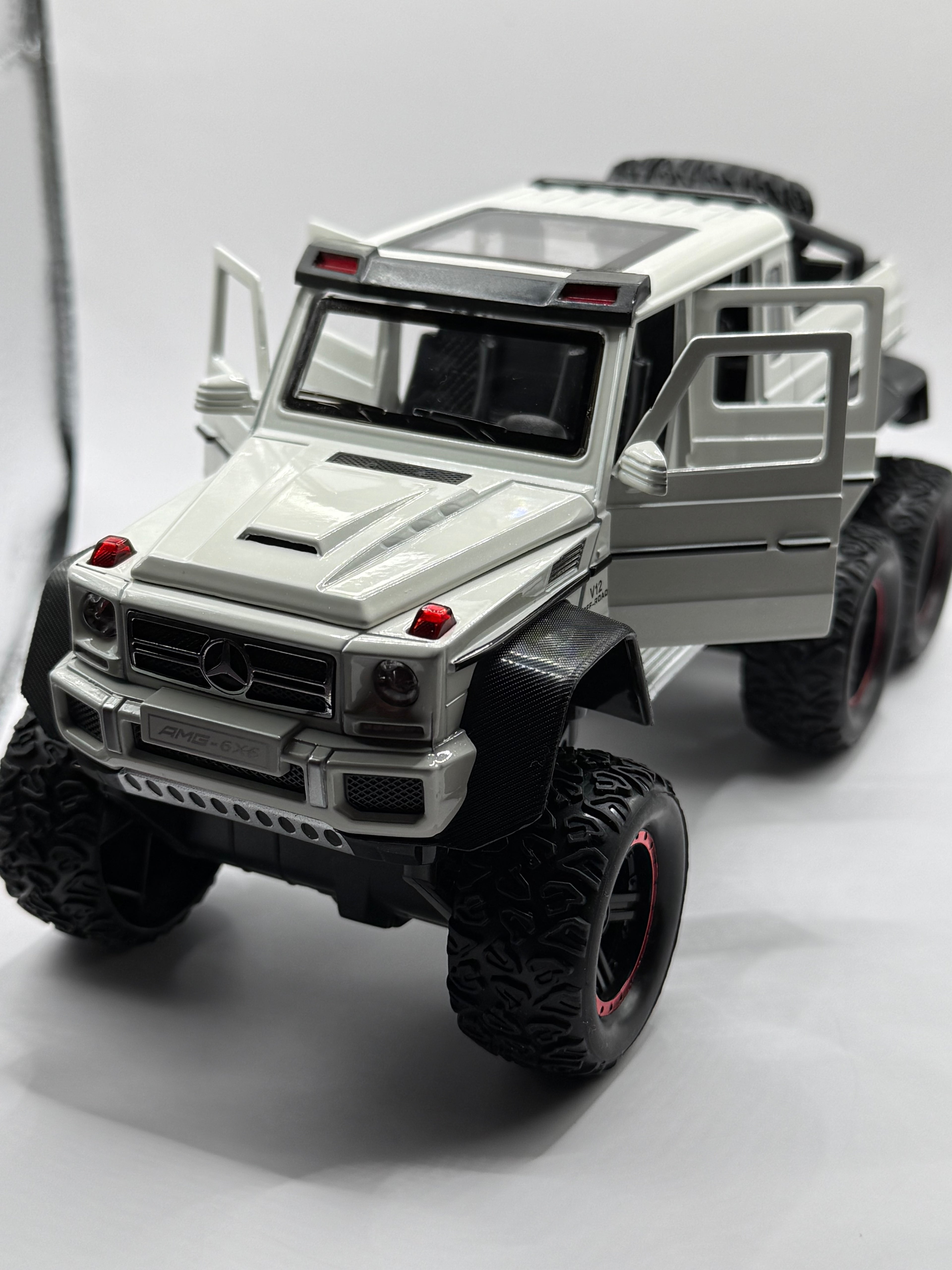 Licensed 1:24 Mercedes-Benz G63 AMG 6x6 Diecast Model Car