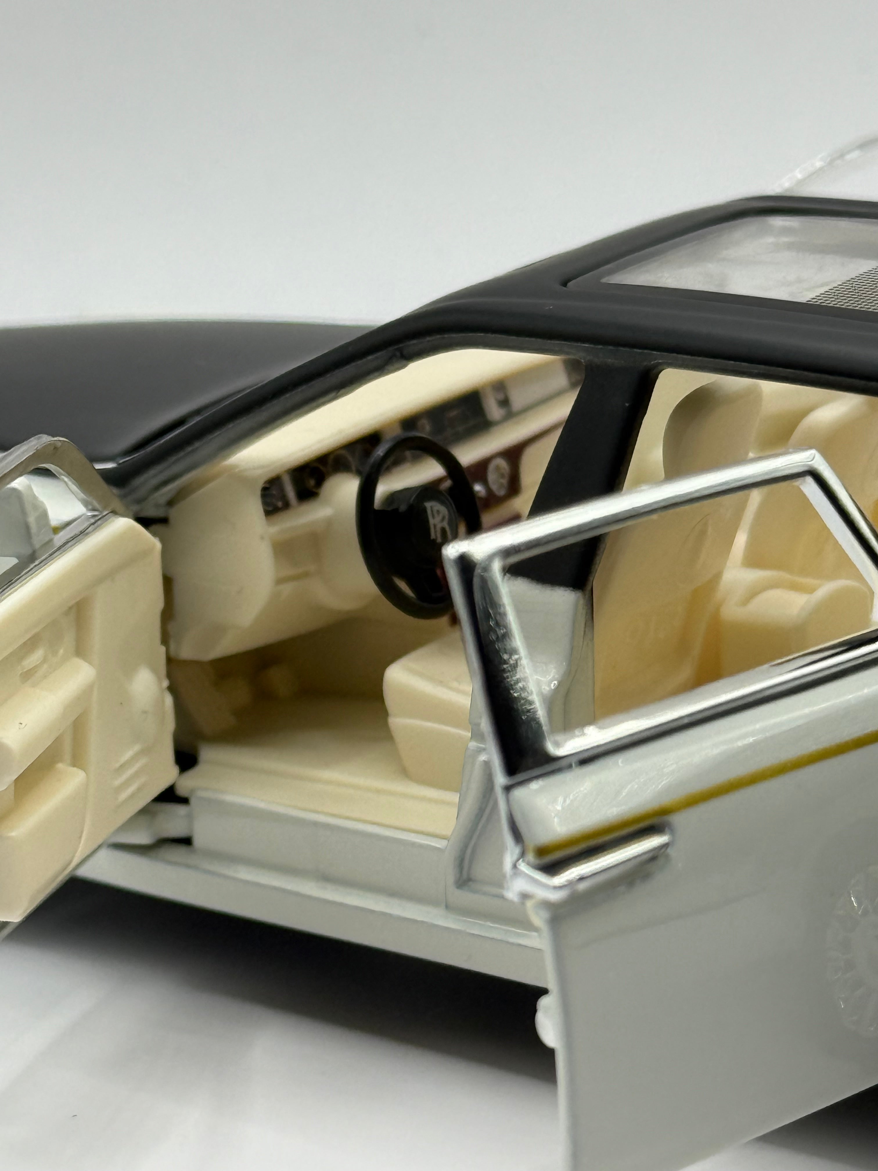 Detailed interior and dashboard of Rolls-Royce Phantom 1/32 scale