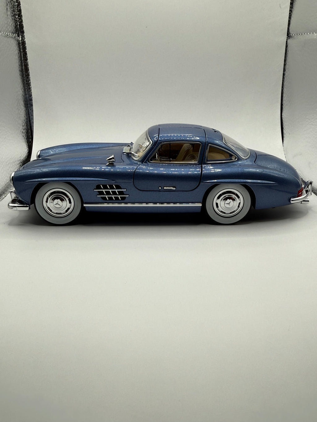 Licensed 1:24 Mercedes-Benz 300 SL Diecast Model Car - Classic 1954 Gullwing