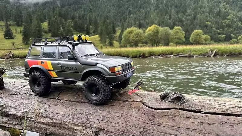 FMS Toyota Land Cruiser 80 RS RC car off-road chassis