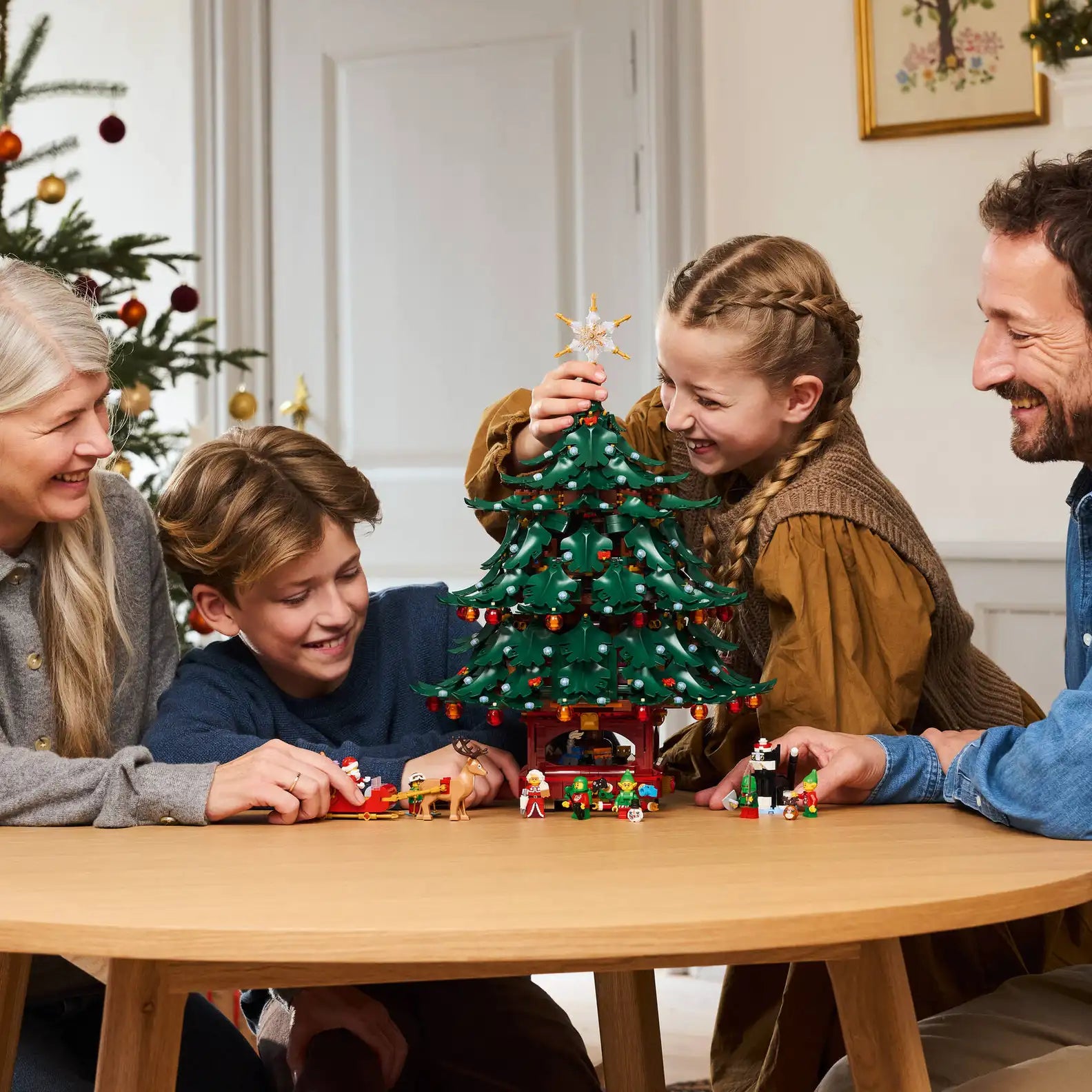 LEGO Icons Family Christmas Tree (Set 41843) - Seasonal Display