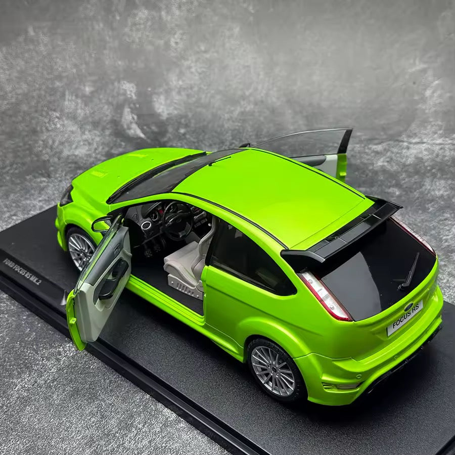 Rear view and exhaust detail of Solido Ford Focus RS 2009 1:18 model
