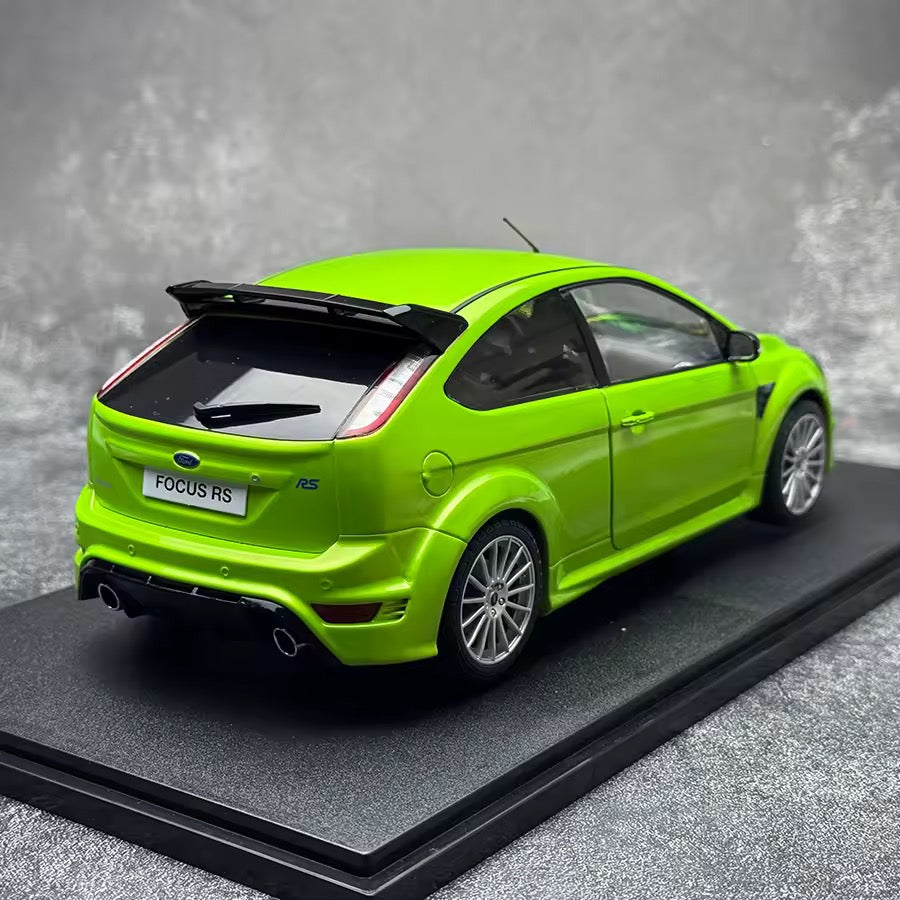 Rear view and exhaust detail of Solido Ford Focus RS 2009 1:18 model