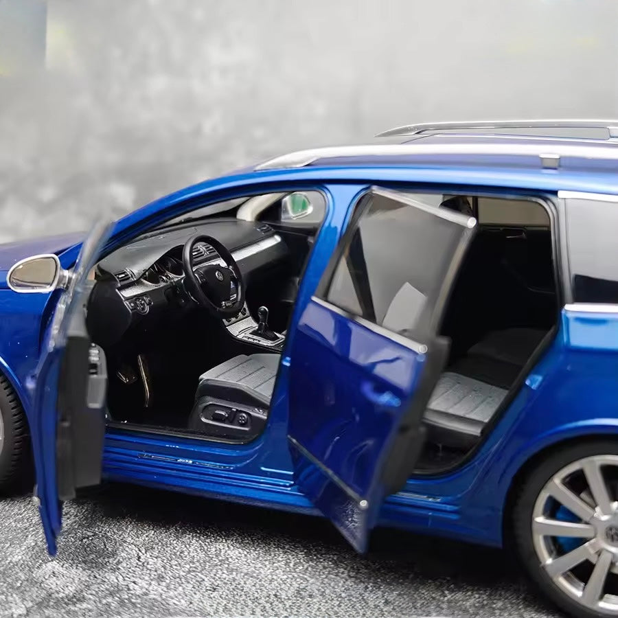 1:18 Volkswagen Passat R36 detailed interior view