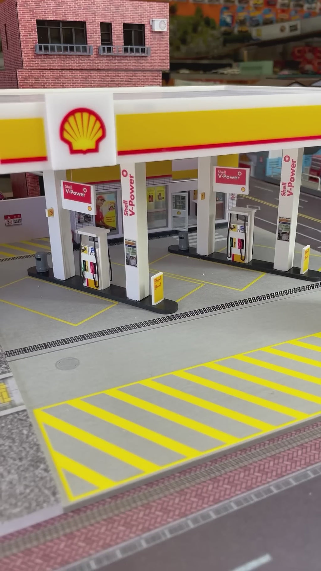 1:64 Scale Shell Petrol Station Diorama 710035 LED Display Set